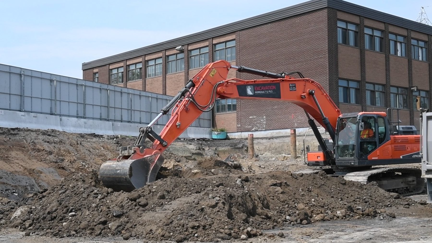 Excavatrice creusant les fondations de l'Agrandissement de l'école Marie-Victorin à Brossard
